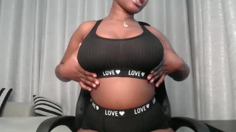 Snapshot of sexy_chocolata chatting on October 22, 2:23 am chocolata online show from October 22, 2:23 am