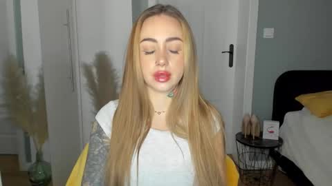 C o r a l i e online show from April 2, 7:06 am