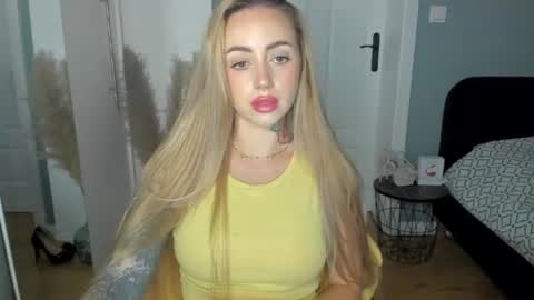 Snapshot of sexy_coralie chatting on July 1, 1:24 pm C o r a l i e online show from July 1, 1:24 pm