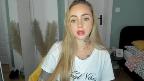 Snapshot of sexy_coralie chatting on July 14, 1:28 pm C o r a l i e online show from July 14, 1:28 pm