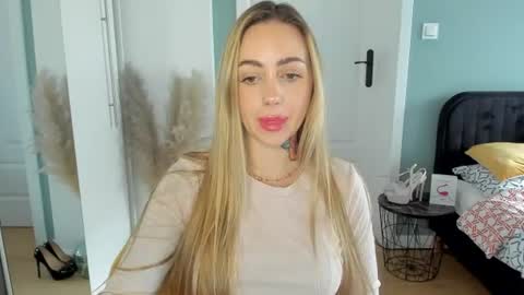 Snapshot of sexy_coralie chatting on July 19, 2:21 pm C o r a l i e online show from July 19, 2:21 pm