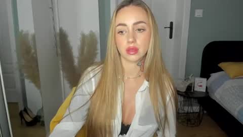 Snapshot of sexy_coralie chatting on July 28, 7:39 pm C o r a l i e online show from July 28, 7:39 pm