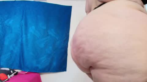 Snapshot of sexy_curvi chatting on April 4, 4:37 pm karla instagram online show from April 4, 4:37 pm