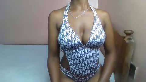 Snapshot of sexy_ellahh chatting on January 19, 12:31 pm Ellahh online show from January 19, 12:31 pm
