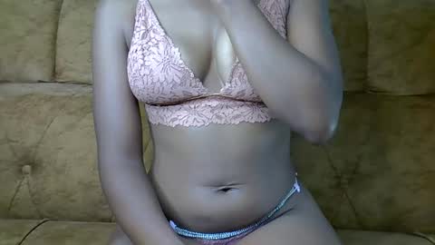 Snapshot of sexy_ellahh chatting on February 21, 12:33 am Ellahh online show from February 21, 12:33 am