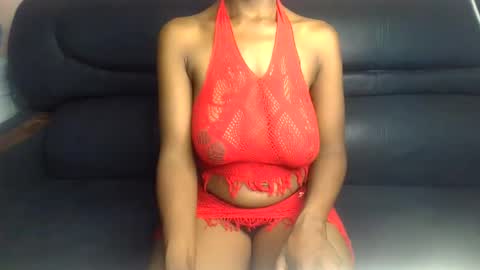 Snapshot of sexy_ellahh chatting on April 6, 9:21 am Ellahh online show from April 6, 9:21 am