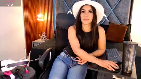 Snapshot of sexy_hot_milf_ chatting on January 16, 12:53 pm Dafne online show from January 16, 12:53 pm