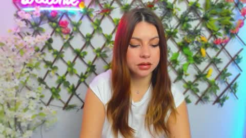 Snapshot of sexy_lily20 chatting on November 23, 4:01 am Lily online show from November 23, 4:01 am