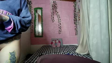 sexy lolas online show from May 12, 5:15 am
