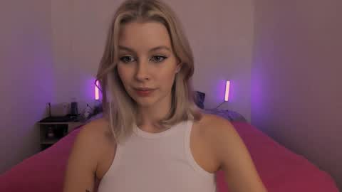 Snapshot of sexy_misses19 chatting on December 4, 4:38 pm Ellie Mia online show from December 4, 4:38 pm