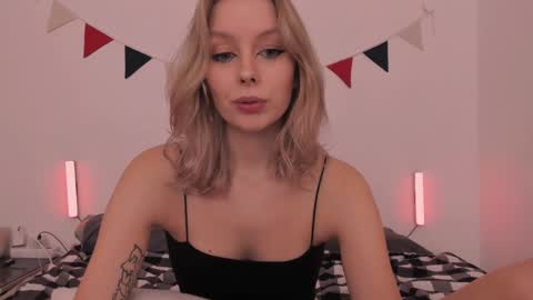Snapshot of sexy_misses19 chatting on January 13, 7:53 pm Ellie Mia online show from January 13, 7:53 pm