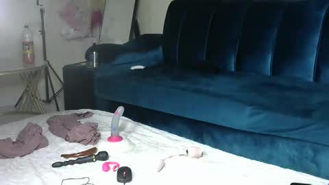 Snapshot of sexy_pigeon chatting on February 16, 1:46 am sexy pigeon online show from February 16, 1:46 am