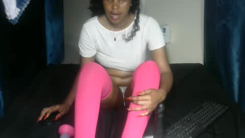 Snapshot of sexy_pigeon chatting on March 29, 6:19 pm sexy pigeon online show from March 29, 6:19 pm