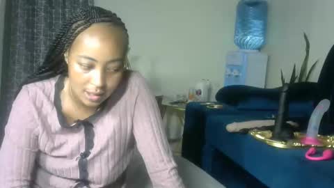 Snapshot of sexy_pigeon chatting on April 28, 12:42 am sexy pigeon online show from April 28, 12:42 am