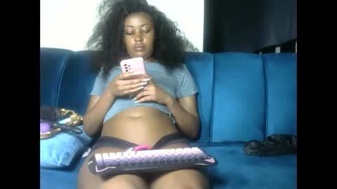 Snapshot of sexy_pigeon chatting on May 18, 12:18 am sexy pigeon online show from May 18, 12:18 am
