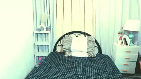 Snapshot of sexy_yllona chatting on August 4, 10:29 am sexy_yllona online show from August 4, 10:29 am