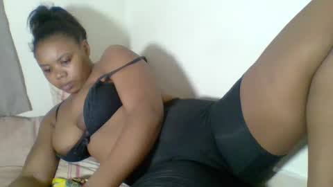 Snapshot of sexyapple2023 chatting on December 3, 12:02 am ashley online show from December 3, 12:02 am