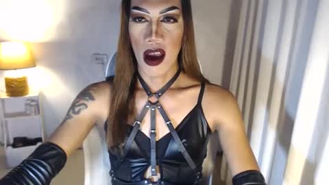 Snapshot of sexydevine_34 chatting on December 14, 2:06 am Devine online show from December 14, 2:06 am