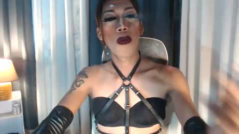 Snapshot of sexydevine_34 chatting on January 14, 2:06 am Devine online show from January 14, 2:06 am