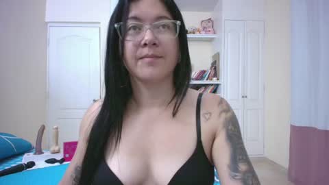 Snapshot of sexyeva_25 chatting on July 4, 5:24 am Eva online show from July 4, 5:24 am