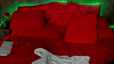 laura online show from December 14, 6:41 pm