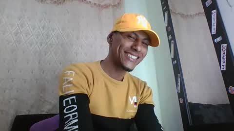 Snapshot of sexyleon69 chatting on May 28, 8:33 am Sexy leon online show from May 28, 8:33 am