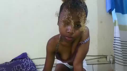 Snapshot of sexylittlebitch261 chatting on April 28, 7:02 am Elania online show from April 28, 7:02 am