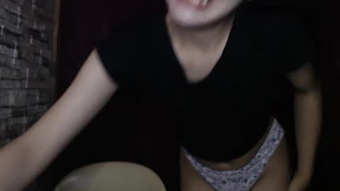 Snapshot of sexynaughtyella_xx chatting on December 23, 5:22 pm ella online show from December 23, 5:22 pm