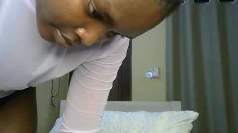 Snapshot of sexypetite_lee chatting on December 18, 6:14 pm Lee online show from December 18, 6:14 pm