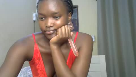 Snapshot of sexypetite_lee chatting on March 6, 11:47 am Lee online show from March 6, 11:47 am