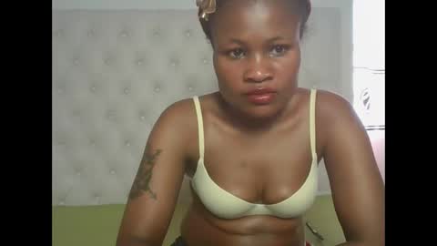 Snapshot of sexyqueenivy chatting on December 15, 12:20 pm queenivy online show from December 15, 12:20 pm