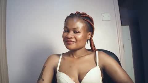 Snapshot of sexyqueenivy chatting on December 18, 9:43 pm queenivy online show from December 18, 9:43 pm