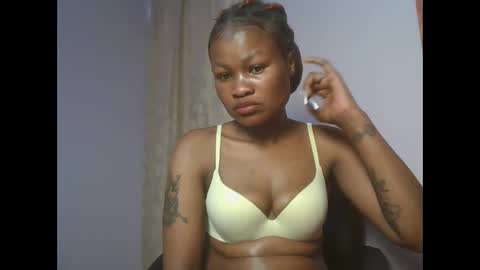 Snapshot of sexyqueenivy chatting on January 6, 1:37 pm queenivy online show from January 6, 1:37 pm