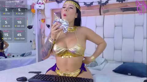 Snapshot of sexysister_ chatting on October 31, 12:50 pm Kendall online show from October 31, 12:50 pm