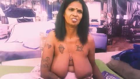 Snapshot of sexyva4u2luv chatting on October 26, 1:33 am sexyva4u2luv online show from October 26, 1:33 am