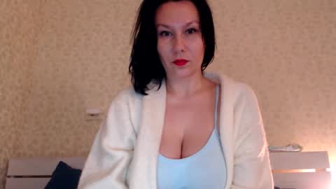 Snapshot of shakeit_good chatting on February 4, 8:24 am Mila online show from February 4, 8:24 am
