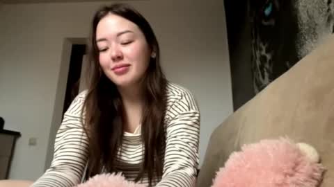 Snapshot of shakitaconnett chatting on November 30, 3:43 am Hana online show from November 30, 3:43 am