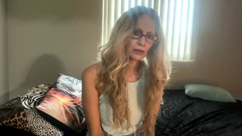 Snapshot of shamanwoman chatting on December 22, 4:27 pm Shaman Woman online show from December 22, 4:27 pm