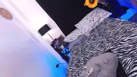 Snapshot of shane_hugexx chatting on March 2, 7:48 am MISS SHANE online show from March 2, 7:48 am