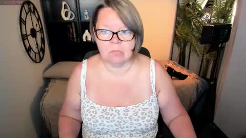 Snapshot of shannonshine chatting on June 21, 8:17 am Shannon online show from June 21, 8:17 am
