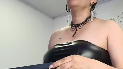 Snapshot of shantey_laurent chatting on April 8, 3:56 pm shantey online show from April 8, 3:56 pm