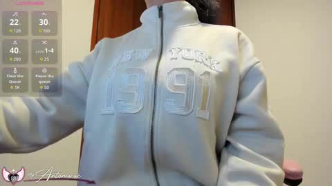 Snapshot of sharpay_evans chatting on January 12, 10:53 am Antonia online show from January 12, 10:53 am