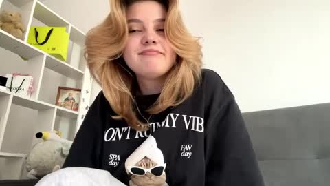 Snapshot of sharriheibult chatting on March 31, 12:16 pm Delia online show from March 31, 12:16 pm