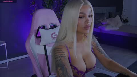 Snapshot of shayblonde chatting on December 28, 9:08 pm shayblonde online show from December 28, 9:08 pm