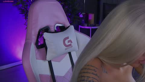Snapshot of shayblonde chatting on December 31, 2:51 am shayblonde online show from December 31, 2:51 am