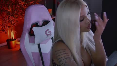 Snapshot of shayblonde chatting on January 8, 9:55 pm shayblonde online show from January 8, 9:55 pm
