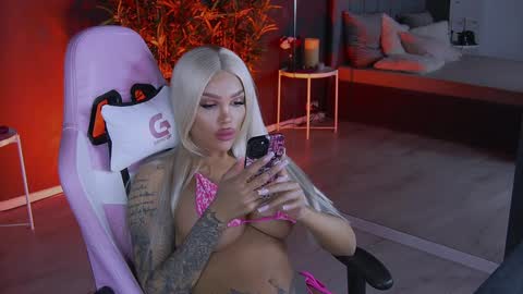 Snapshot of shayblonde chatting on January 9, 9:37 pm shayblonde online show from January 9, 9:37 pm