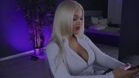 Snapshot of shayblonde chatting on January 11, 12:33 am shayblonde online show from January 11, 12:33 am