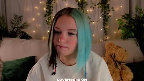 Snapshot of she_well chatting on October 1, 11:38 am Anika online show from October 1, 11:38 am