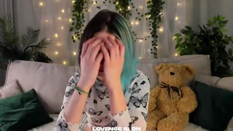 Snapshot of she_well chatting on October 3, 12:02 pm Anika online show from October 3, 12:02 pm